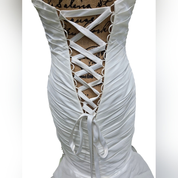 NWT Allure Bridals Style 8821 White Embellished Wedding Dress Size 8 - Picture 14 of 16